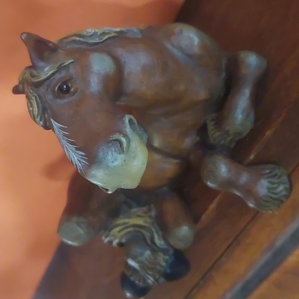 Montana Silver Elmer the horse sitter - Picture 2 of 6